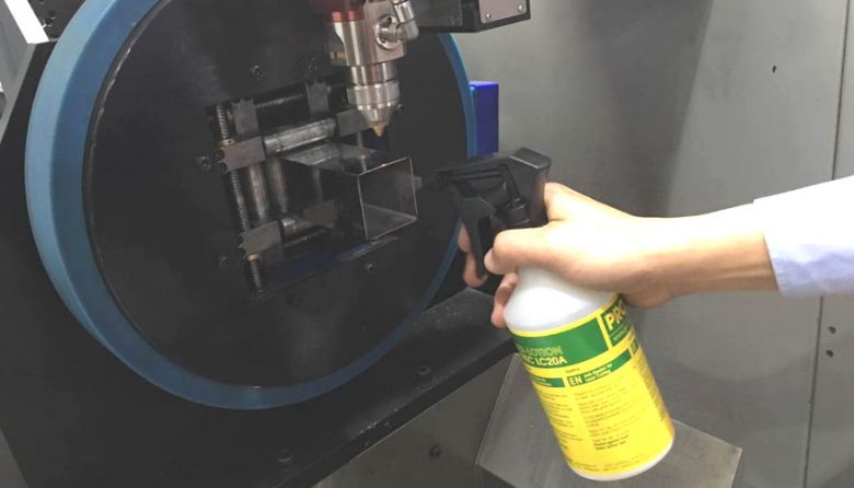 Manual application of Laser-Lotion PROTEC LC20A