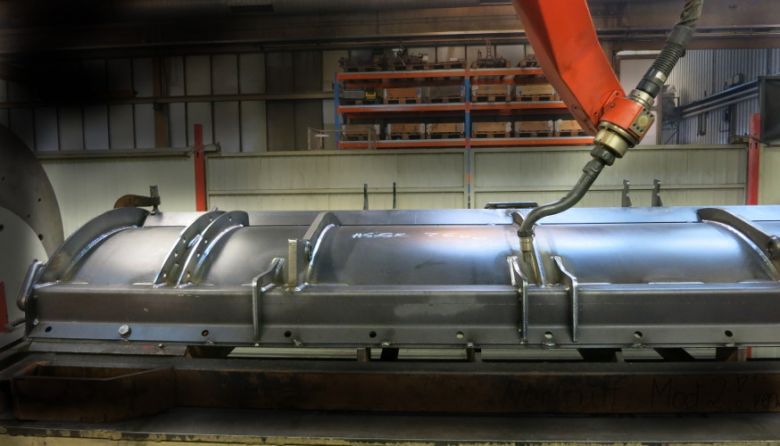 Clean robotic MAG-weld with PROTEC anti-spatter in agricultural engineering